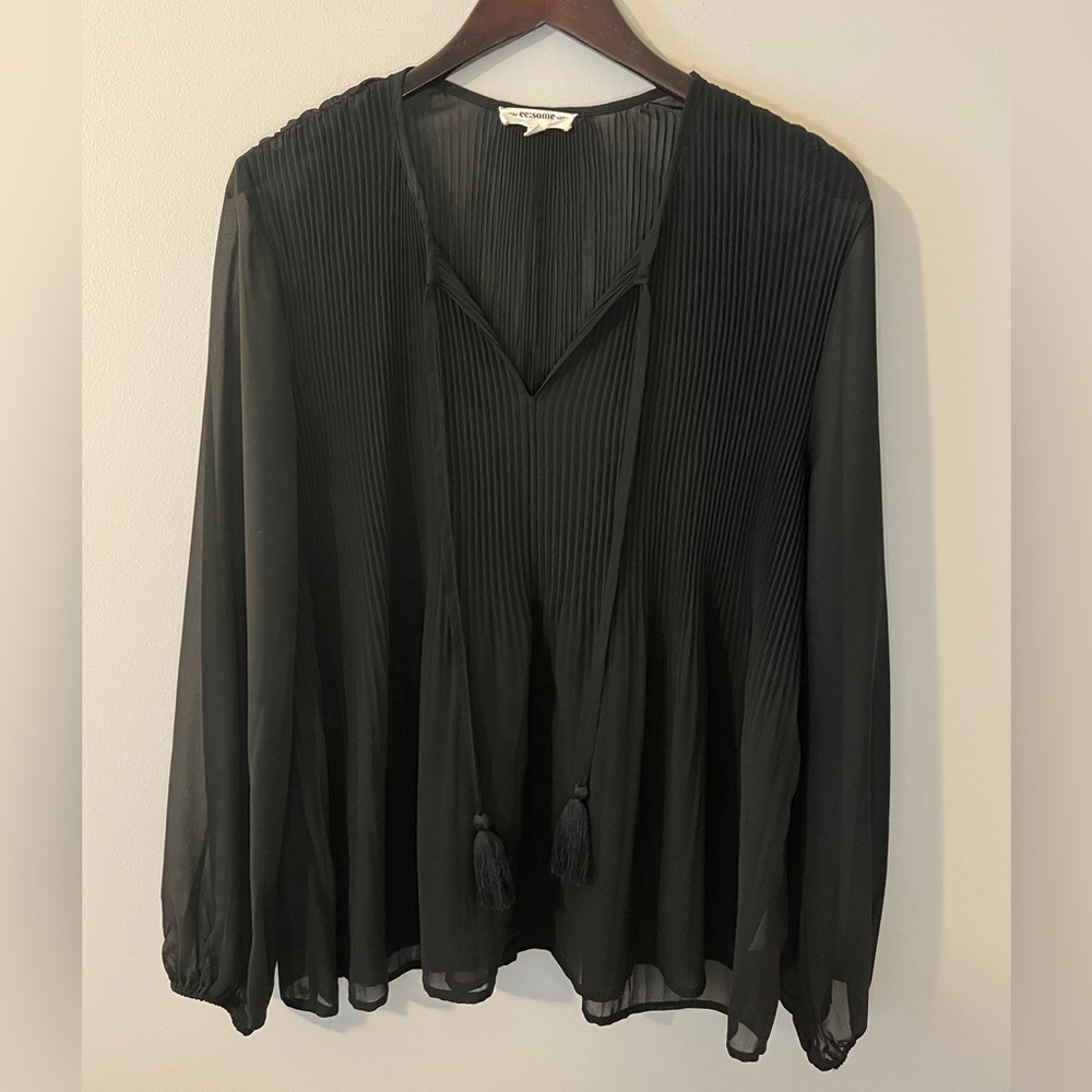eesome Black Pleated V-Neck Tassel Long-Sleeve Tunic